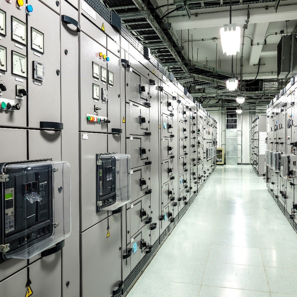 Industrial electrical switchgear with circuit breakers